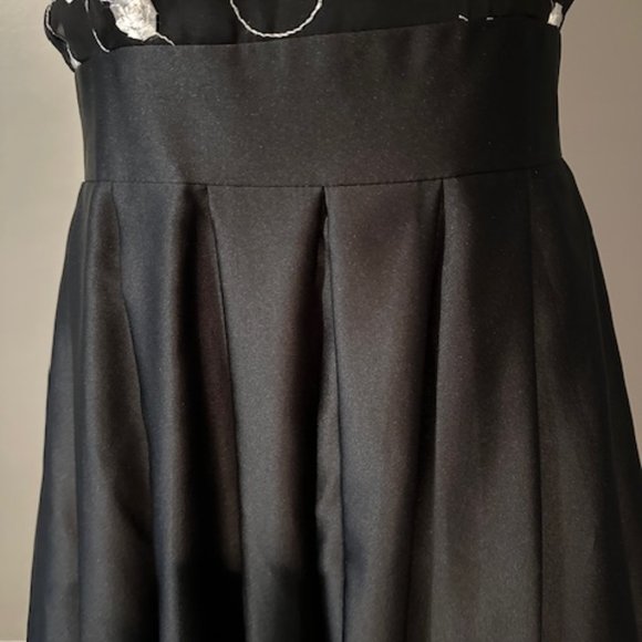 EVER BEAUTY BLACK EVENING GOWN WITH SHEER ROSE PETAL BODICE - SIZE 8 - Picture 3 of 5